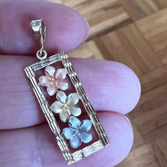 VINTAGE 14K TRI COLOR YELLOW ROSE WHITE GOLD PLUMERIA FLOWERS CHARM PENDANT - Picture 3 of 16
